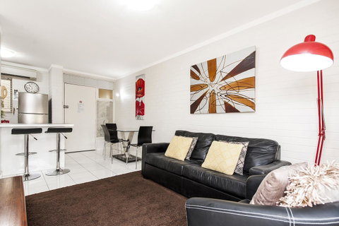 Rosalie 02 - Accommodation Main Beach 9
