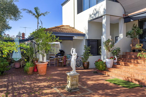Como Executive Apartment - Accommodation Main Beach 16