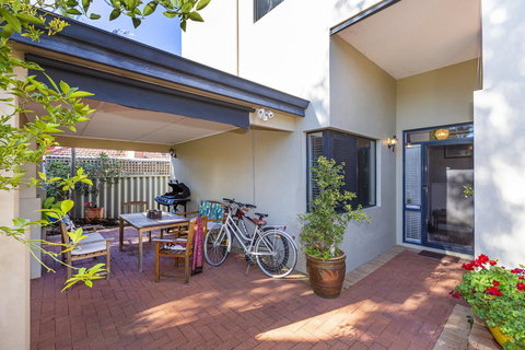 Como Executive Apartment - Accommodation Main Beach 2