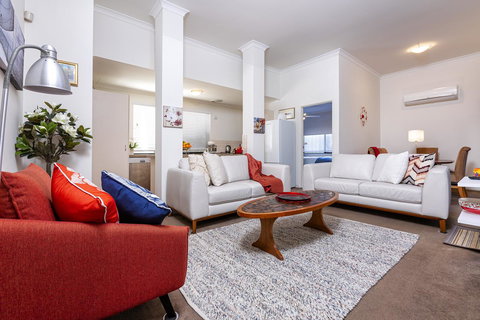 Como Executive Apartment - Accommodation Main Beach 0
