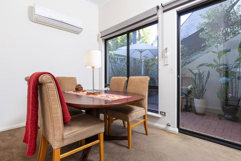 Como Executive Apartment - Accommodation Main Beach 10