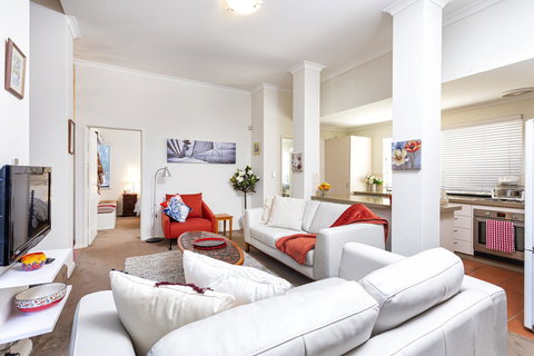 Como Executive Apartment - Accommodation Main Beach 5