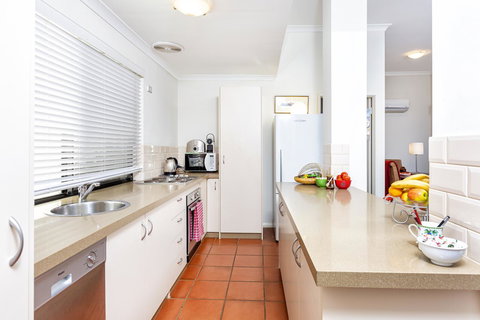 Como Executive Apartment - Accommodation Main Beach 8