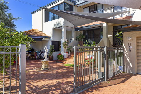 Como Executive Apartment - Accommodation Main Beach 1