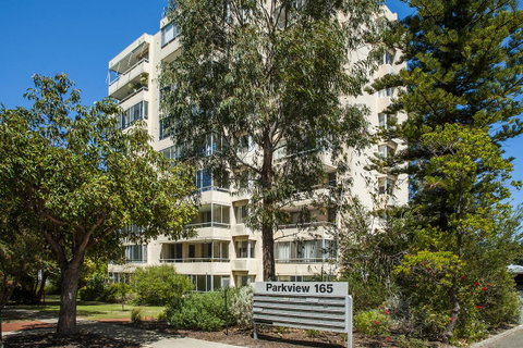 Derby 84 - Accommodation Main Beach 25