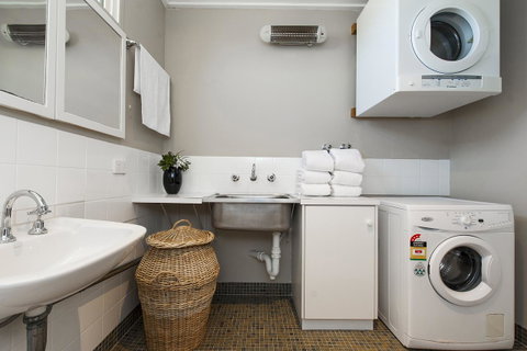 Derby 84 - Accommodation Main Beach 21