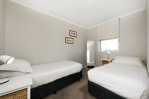 Derby 84 - Accommodation Main Beach 20