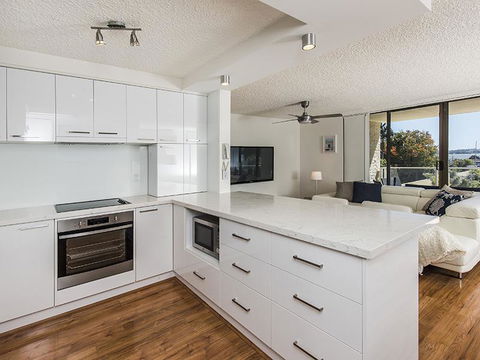 South Perth Deluxe Apartment - Accommodation Main Beach 4