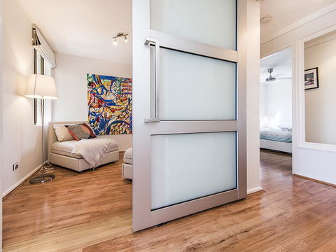 South Perth Deluxe Apartment - Accommodation Main Beach 3