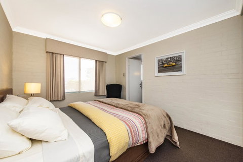 Subiaco Village 18 - Accommodation Main Beach 11