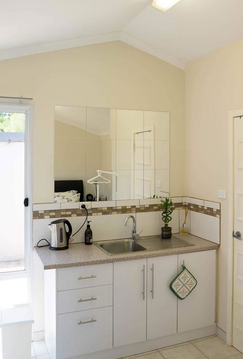 Susan Yong's Studio - Accommodation Main Beach 12
