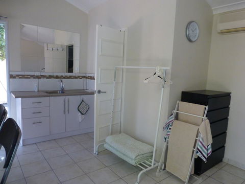 Susan Yong's Studio - Accommodation Main Beach 13