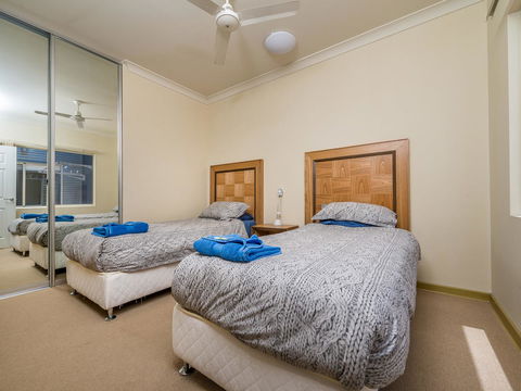 Seafront Unit 60 - Accommodation Main Beach 2