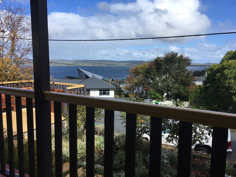 Rowley House - Accommodation Main Beach 9