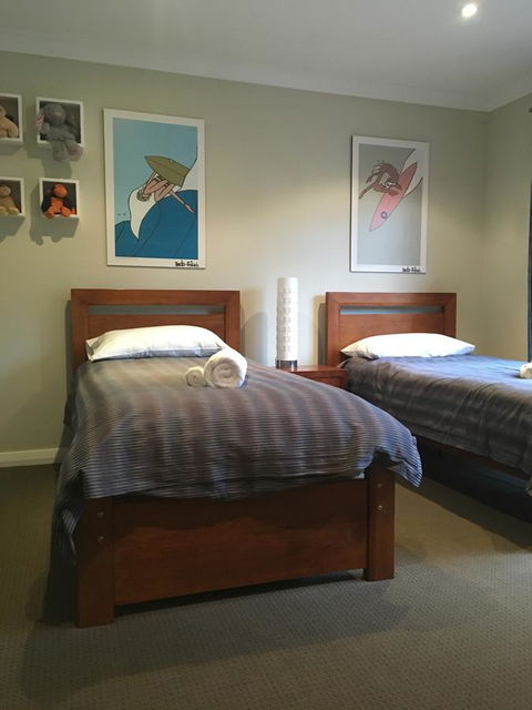 Rowley House - Accommodation Main Beach 4