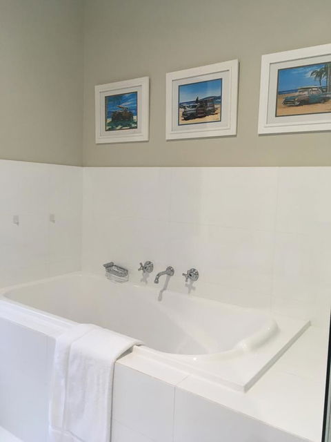 Rowley House - Accommodation Main Beach 1