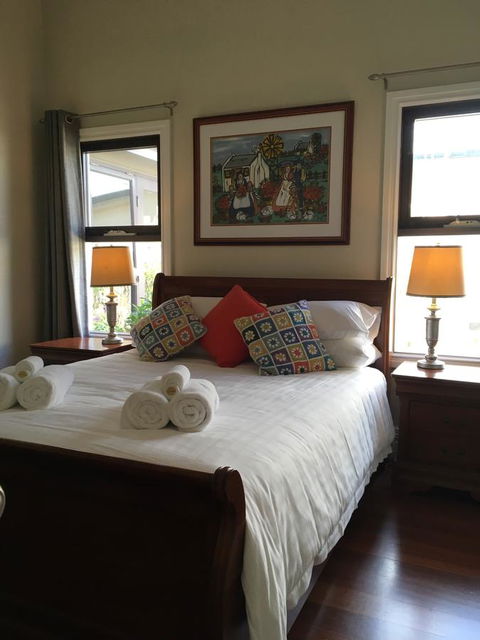 Rowley House - Accommodation Main Beach 6