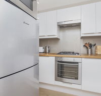 Gorgeous 26 1 bed designer fitout perfect location - Accommodation Main Beach