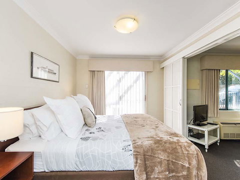 Subiaco Village 28 - Accommodation Main Beach 7