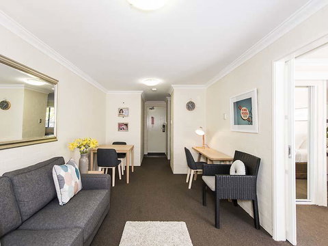 Subiaco Village 28 - Accommodation Main Beach 3