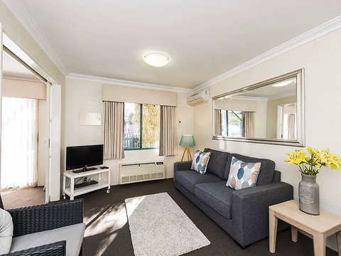 Subiaco Village 28 - Accommodation Main Beach 2