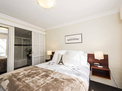 Subiaco Village 28 - Accommodation Main Beach 10
