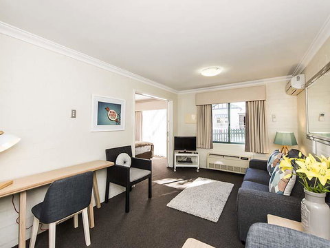 Subiaco Village 28 - Accommodation Main Beach 6