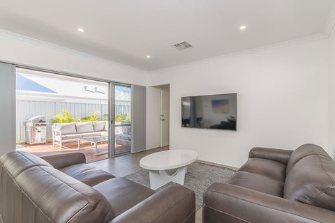 Karrinyup Waters Luxury House Rental - Accommodation Main Beach 9