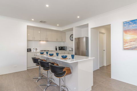 Karrinyup Waters Luxury House Rental - Accommodation Main Beach 8