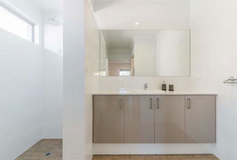 Karrinyup Waters Luxury House Rental - Accommodation Main Beach 2
