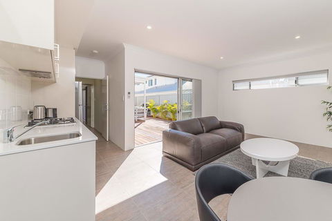 Karrinyup Waters Luxury House Rental - Accommodation Main Beach 7