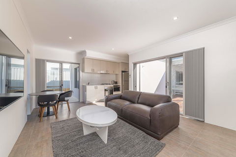 Karrinyup Waters Luxury House Rental - Accommodation Main Beach 3
