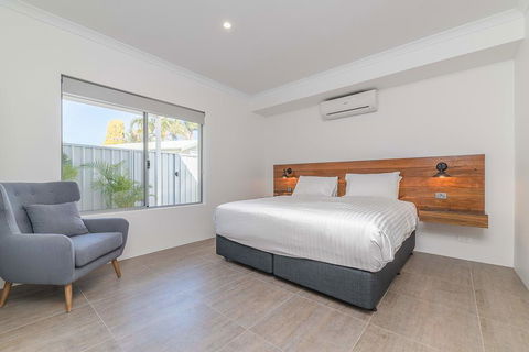 Karrinyup Waters Luxury House Rental - Accommodation Main Beach 11