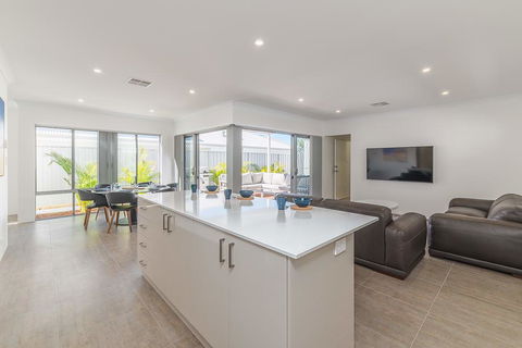Karrinyup Waters Luxury House Rental - Accommodation Main Beach 13