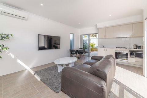 Karrinyup Waters Luxury House Rental - Accommodation Main Beach 4