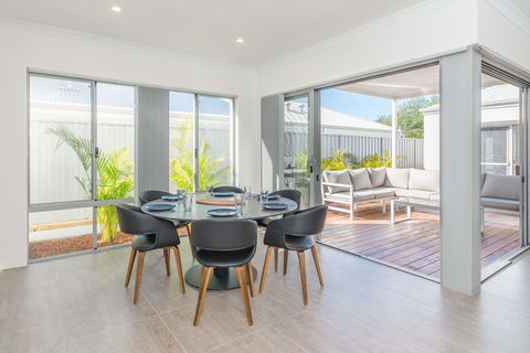 Karrinyup Waters Luxury House Rental - Accommodation Main Beach 0