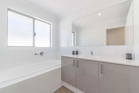 Karrinyup Waters Luxury House Rental - Accommodation Main Beach 6