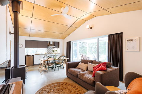 Stablebase - Accommodation Main Beach 5