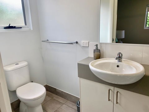 17 By The Sea - Accommodation Main Beach 13