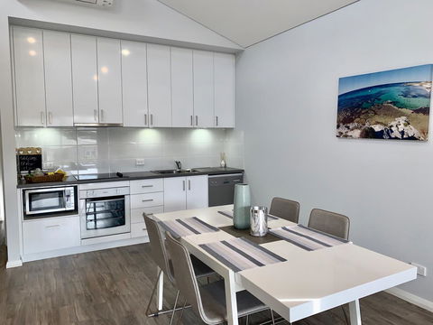17 By The Sea - Accommodation Main Beach 9
