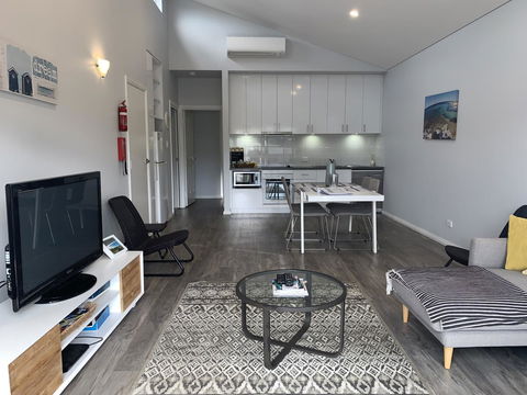 17 By The Sea - Accommodation Main Beach 11