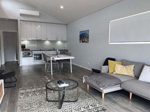 17 By The Sea - Accommodation Main Beach 5