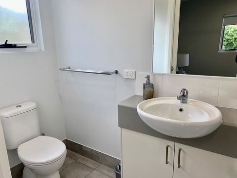 17 By The Sea - Accommodation Main Beach 10