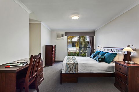 Arlington Apartments - Accommodation Main Beach 2