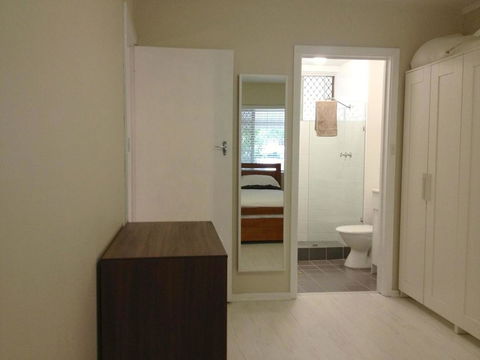 Townshend Rd - Accommodation Main Beach 13