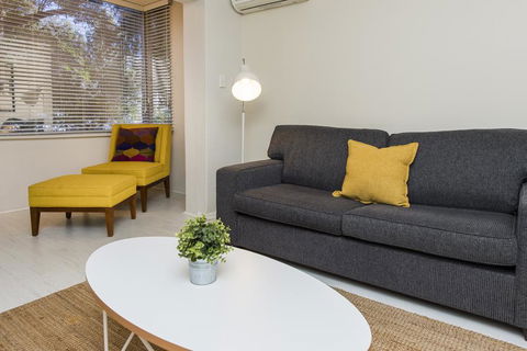 Townshend Rd - Accommodation Main Beach 37