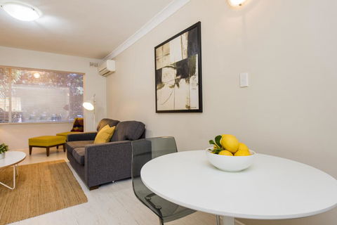 Townshend Rd - Accommodation Main Beach 33