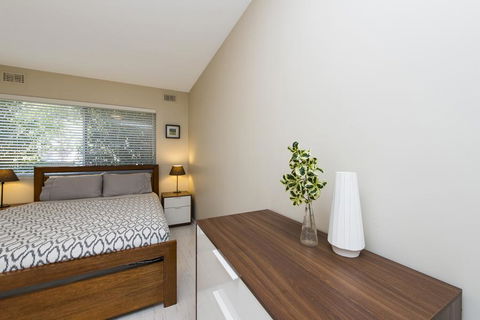 Townshend Rd - Accommodation Main Beach 23