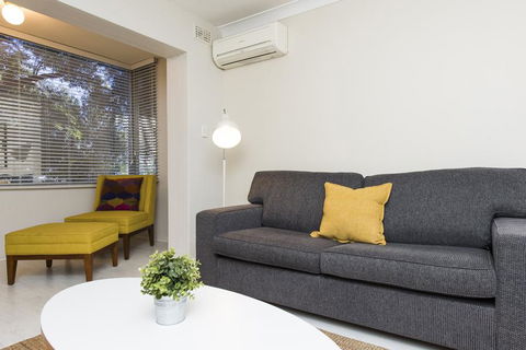 Townshend Rd - Accommodation Main Beach 35
