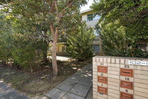 Townshend Rd - Accommodation Main Beach 30